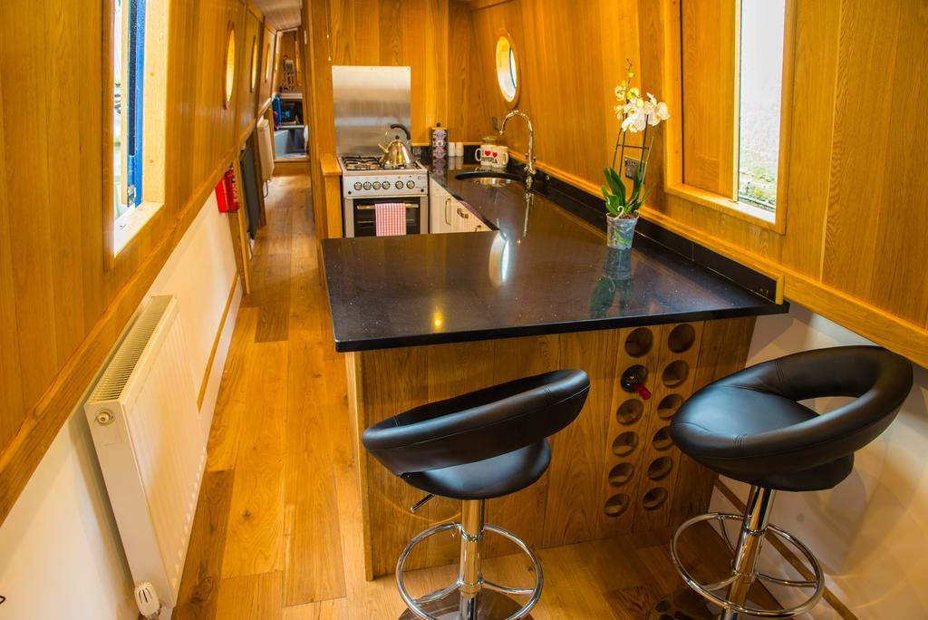 Narrowboat Puzzle 호텔 엘리 외부 사진