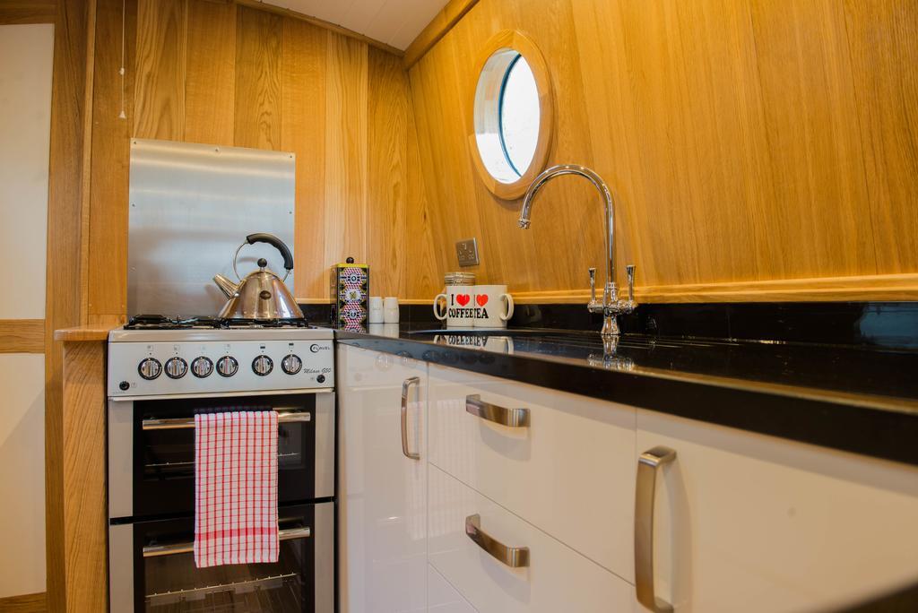 Narrowboat Puzzle 호텔 엘리 외부 사진