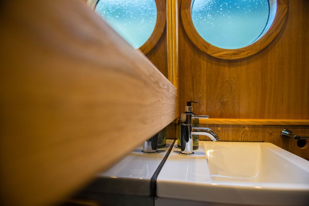 Narrowboat Puzzle 호텔 엘리 외부 사진